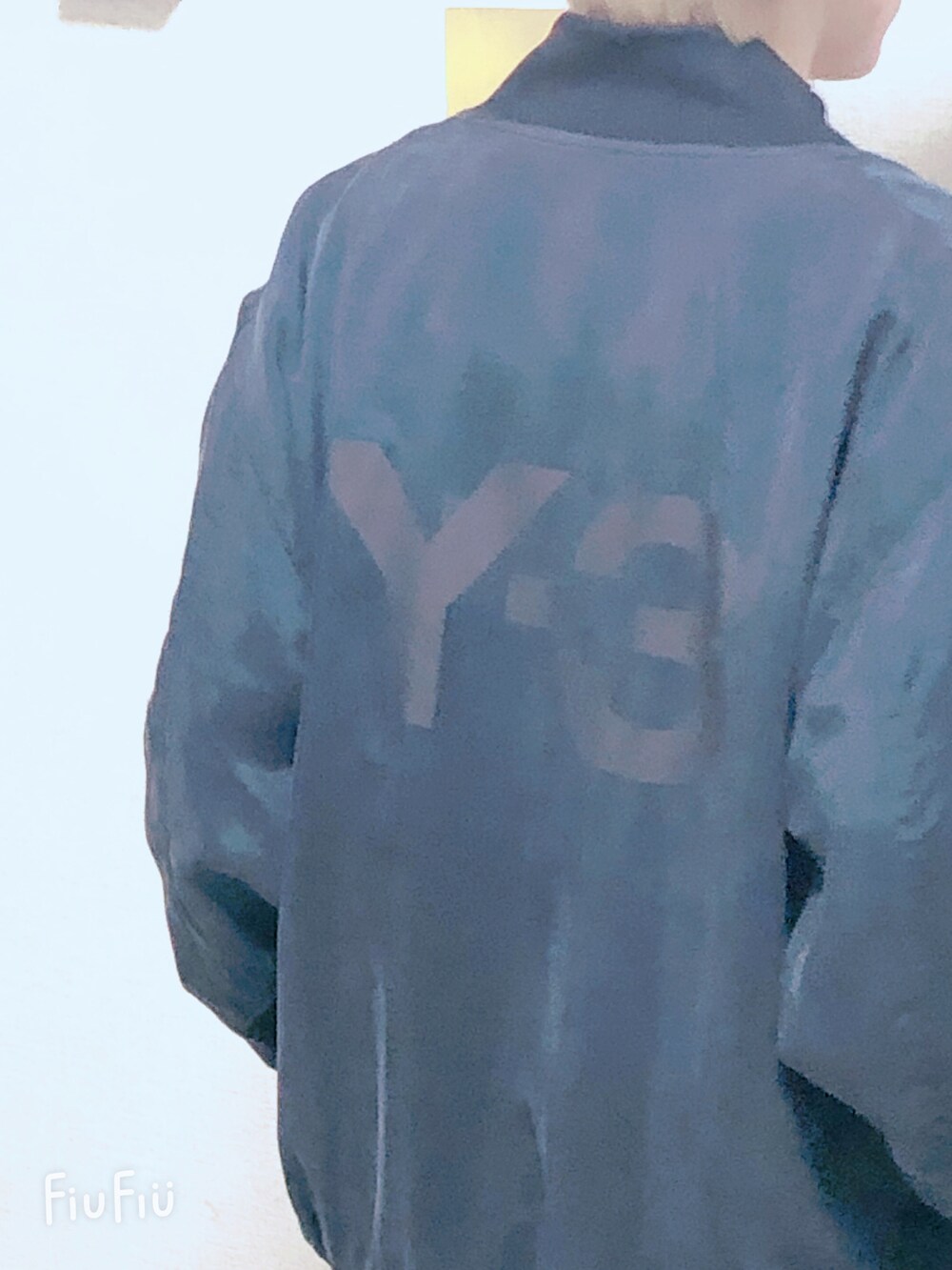 パープル系のTシャツ/カットソー、ブラック系のジャケット/アウター、ブラック系のデニムパンツを着用したレディースの春コーディネートの4枚目の写真
