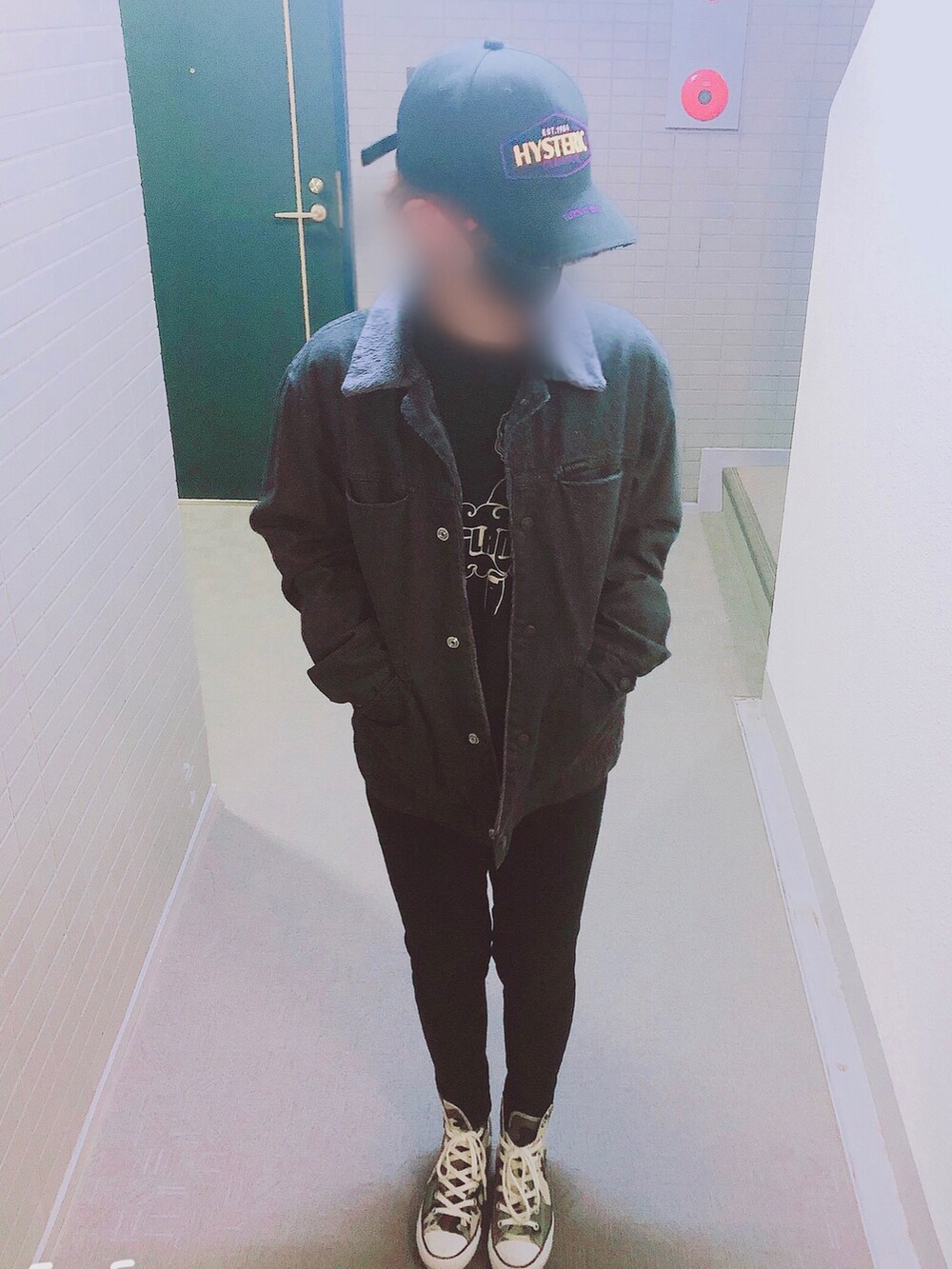 ブラック系のニット/セーター、ブラック系のデニムジャケット、ブラック系のデニムパンツを着用したレディースの春コーディネートの2枚目の写真