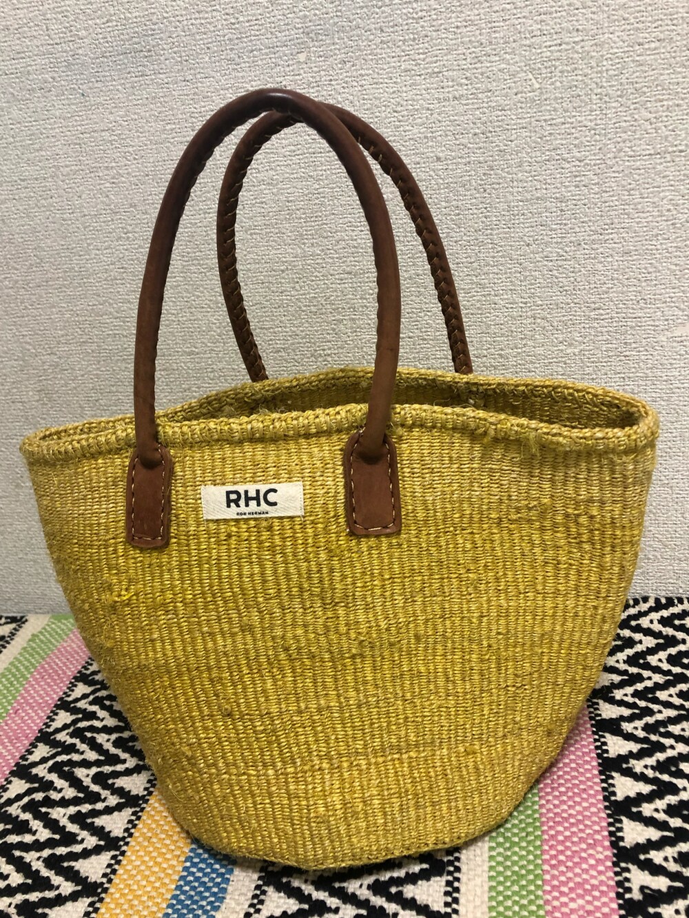 グレー系のTシャツ/カットソー、ブルー系のデニムパンツ、ブルー系のスニーカーを着用したレディースの春コーディネートの2枚目の写真