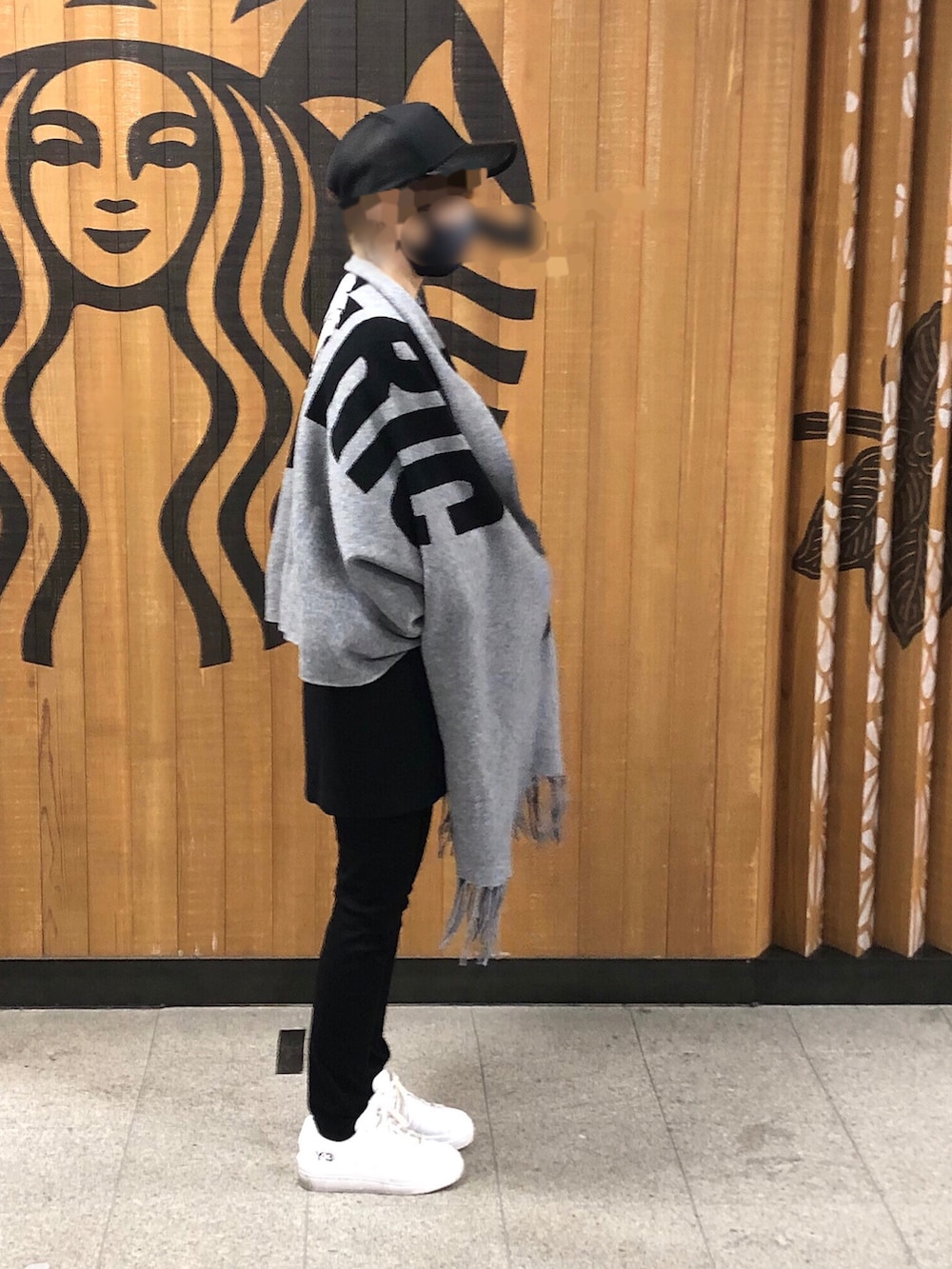 ブラック系のデニムパンツ、ホワイト系のスニーカー、ブラック系のスウェットを着用したレディースの春コーディネートの2枚目の写真