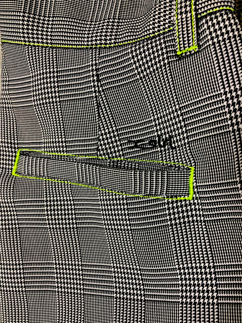 ブラック系のニット/セーター、その他のパンツ、ブラウン系のスニーカーを着用したレディースの春コーディネートの4枚目の写真