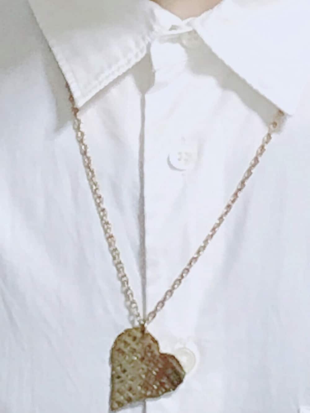 ホワイト系のシャツ/ブラウス、ブラック系のパンツ、ブラック系のキャップを着用したレディースの夏コーディネートの3枚目の写真