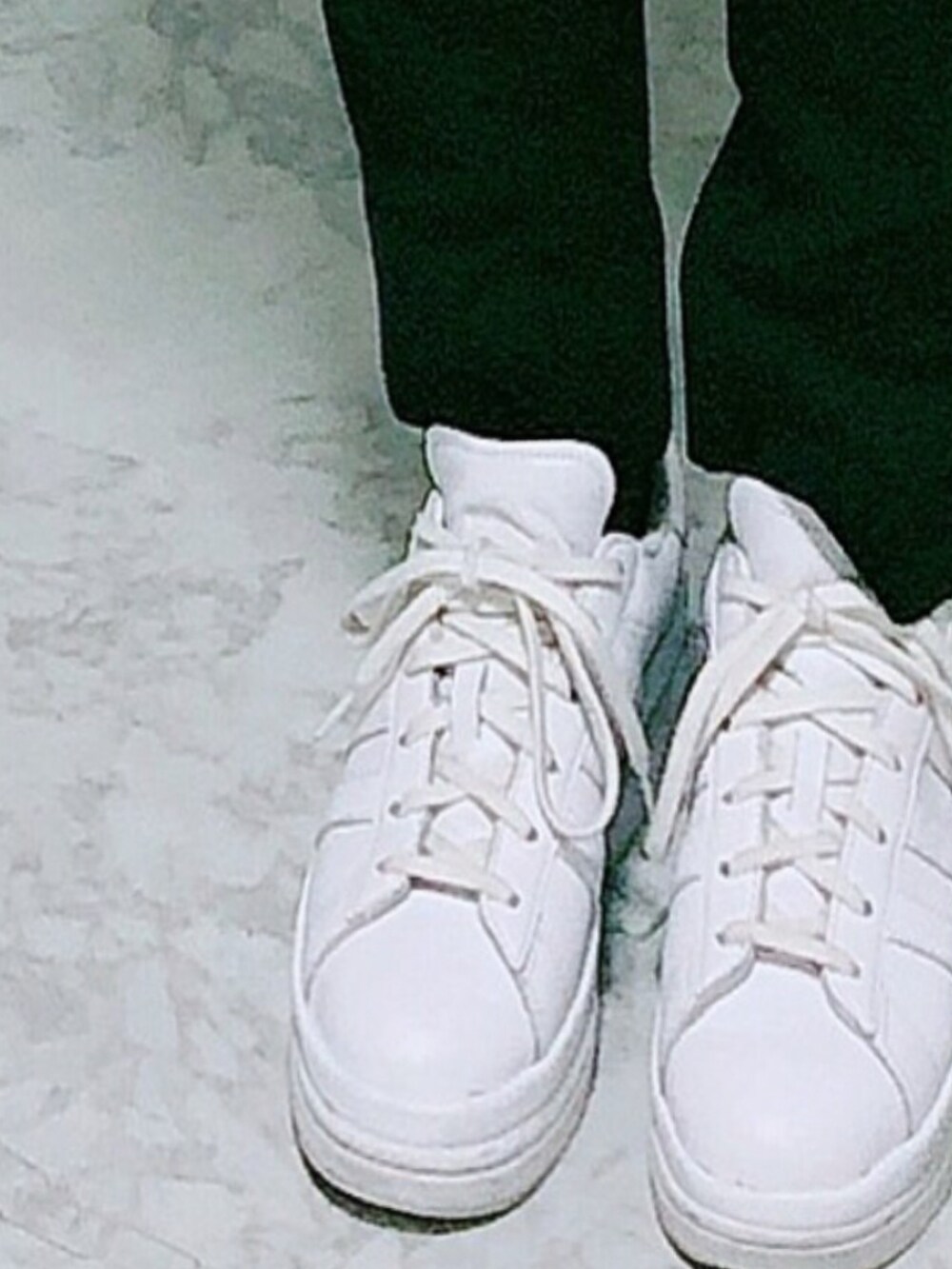 ブラック系のタンクトップ、ブラウン系のトップス、ホワイト系のスニーカーを着用したレディースの夏コーディネートの4枚目の写真