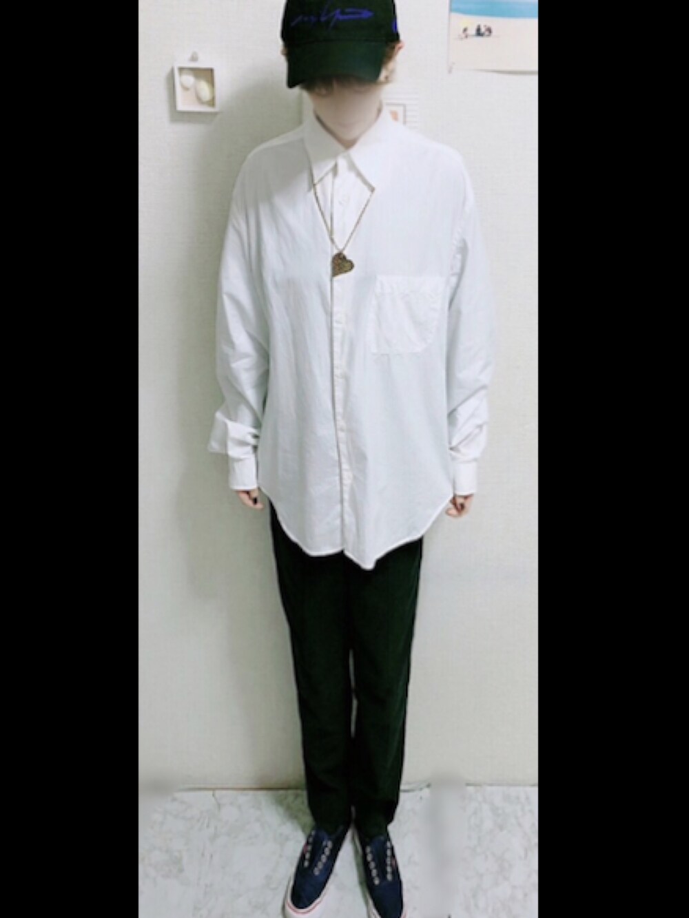 ホワイト系のシャツ/ブラウス、ブラック系のパンツ、ブラック系のキャップを着用したレディースの夏コーディネートの4枚目の写真