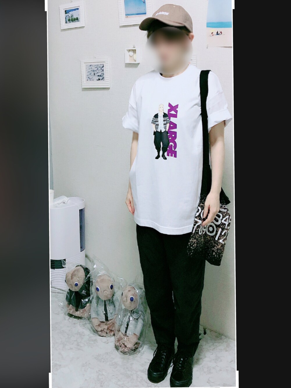 ホワイト系のTシャツ/カットソー、グリーン系のパンツ、ブラック系のスニーカーを着用したレディースの春コーディネートの2枚目の写真