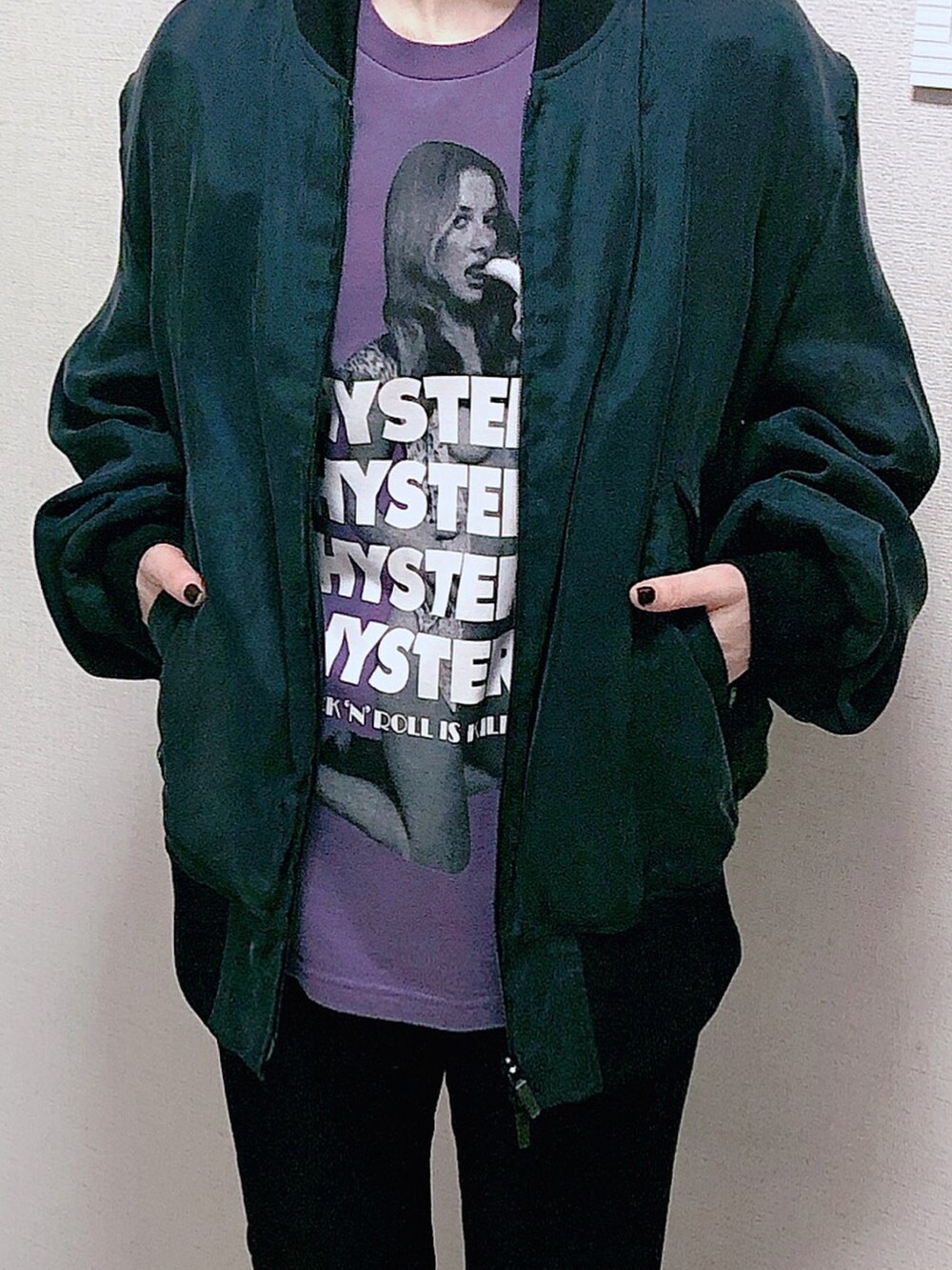 パープル系のTシャツ/カットソー、ブラック系のジャケット/アウター、ブラック系のデニムパンツを着用したレディースの春コーディネートの3枚目の写真