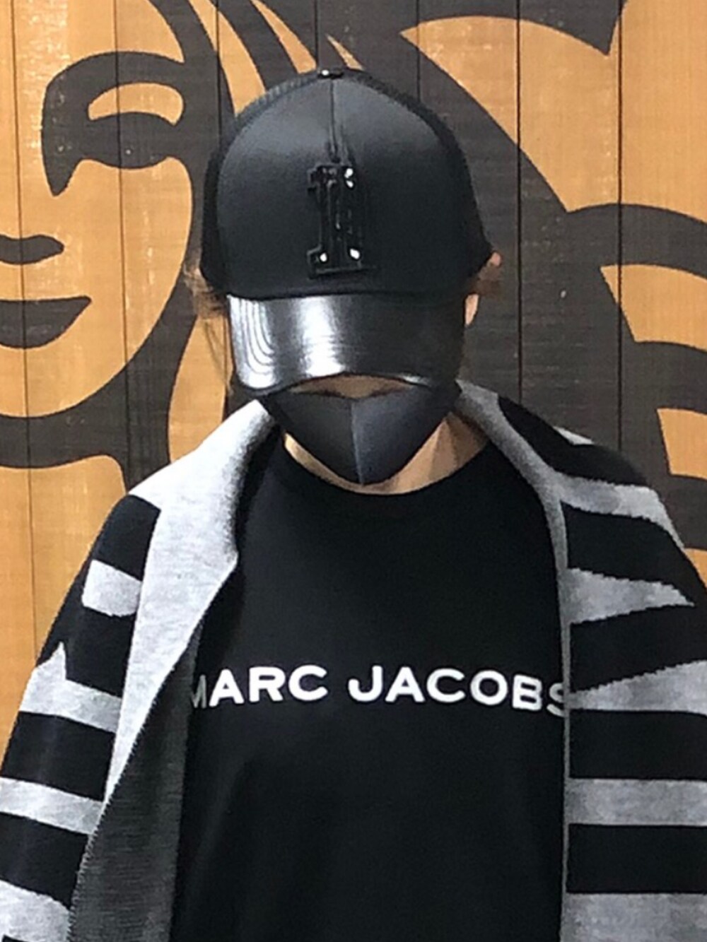 ブラック系のデニムパンツ、ホワイト系のスニーカー、ブラック系のスウェットを着用したレディースの春コーディネートの4枚目の写真