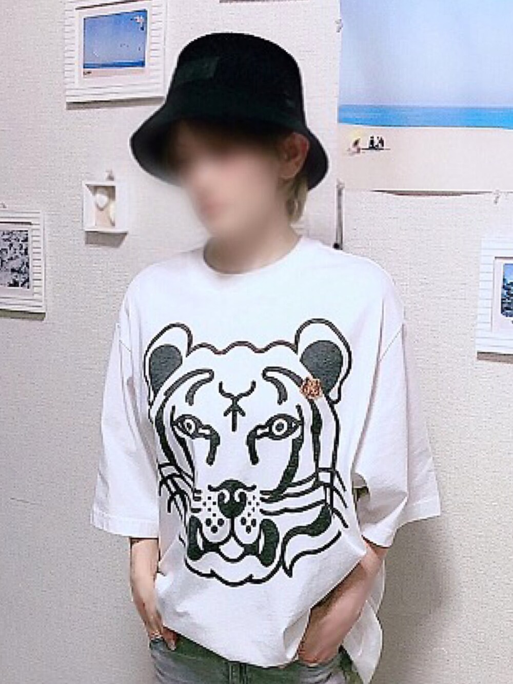 ホワイト系のTシャツ/カットソー、グレー系のデニムパンツ、ブラック系のスニーカーを着用したレディースの夏コーディネートの2枚目の写真