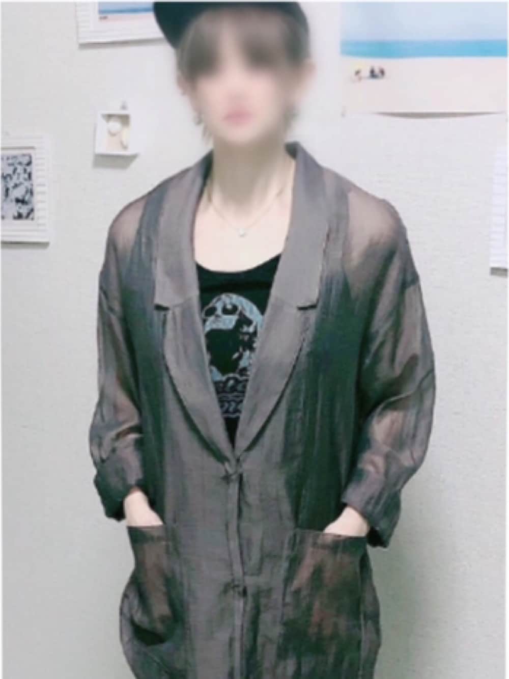 ブラック系のタンクトップ、ブラウン系のトップス、ホワイト系のスニーカーを着用したレディースの夏コーディネートの2枚目の写真