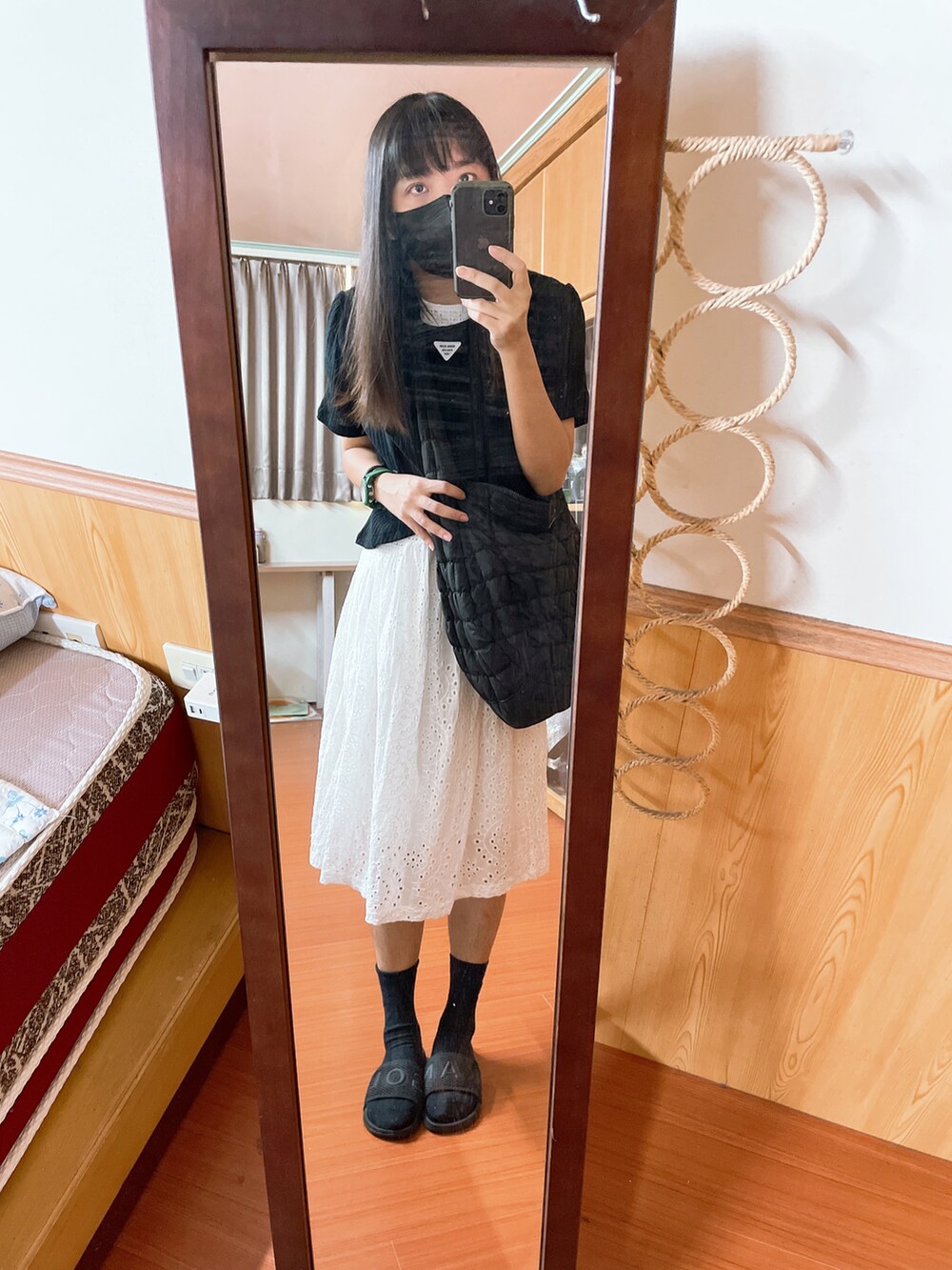 ブラック系のモカシン/デッキシューズを着用したレディースの秋コーディネートの2枚目の写真