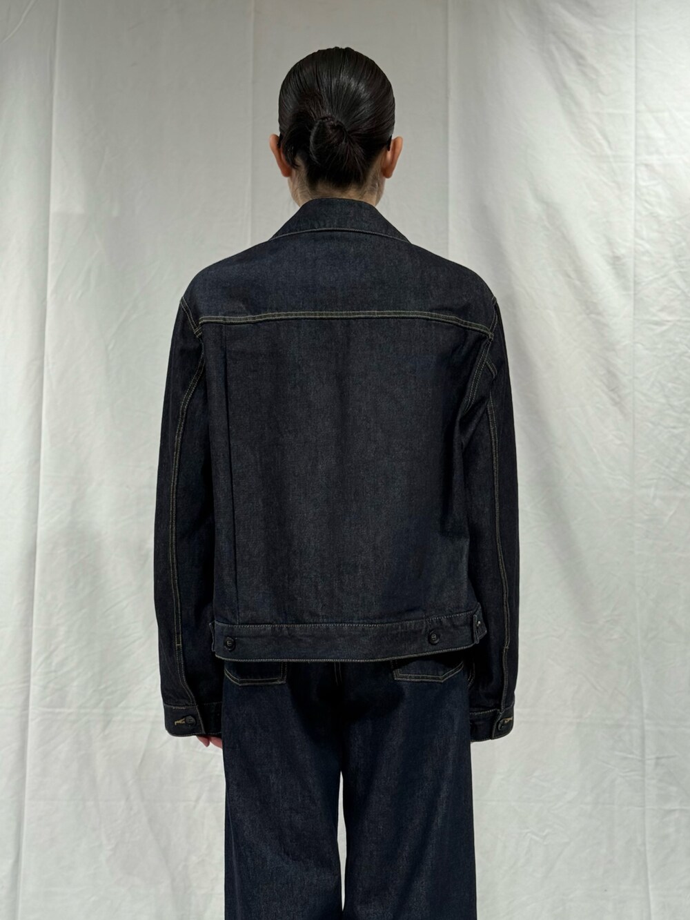 その他のデニムジャケットを着用したメンズの秋コーディネートの2枚目の写真