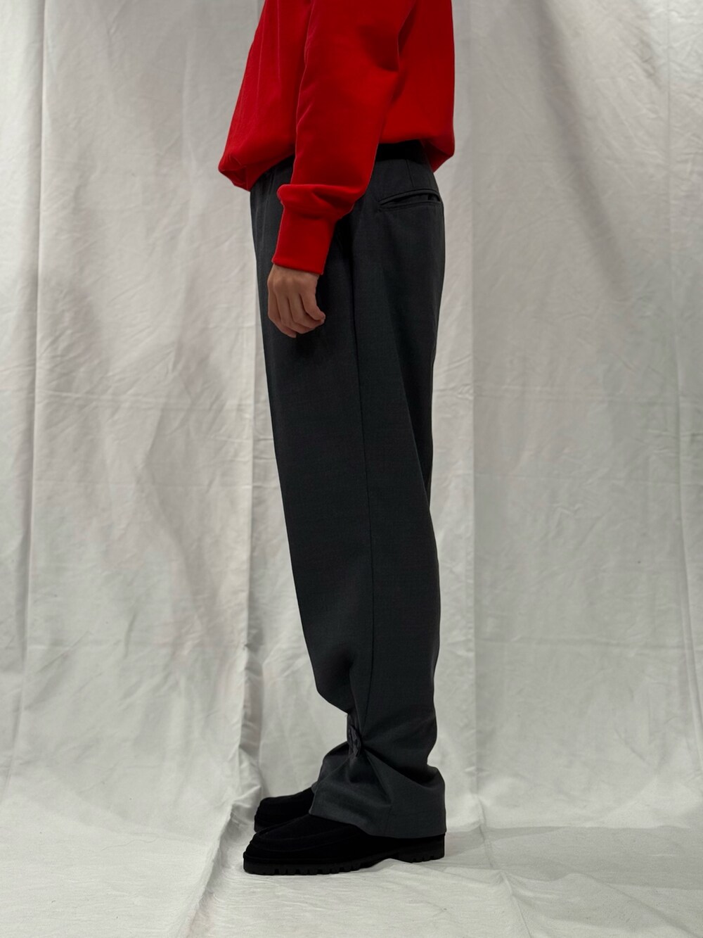 グレー系のスラックスを着用したメンズの秋コーディネートの2枚目の写真