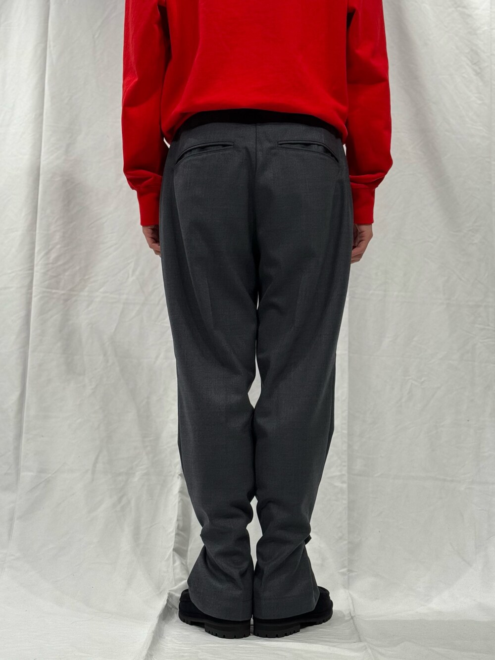 グレー系のスラックスを着用したメンズの秋コーディネートの3枚目の写真