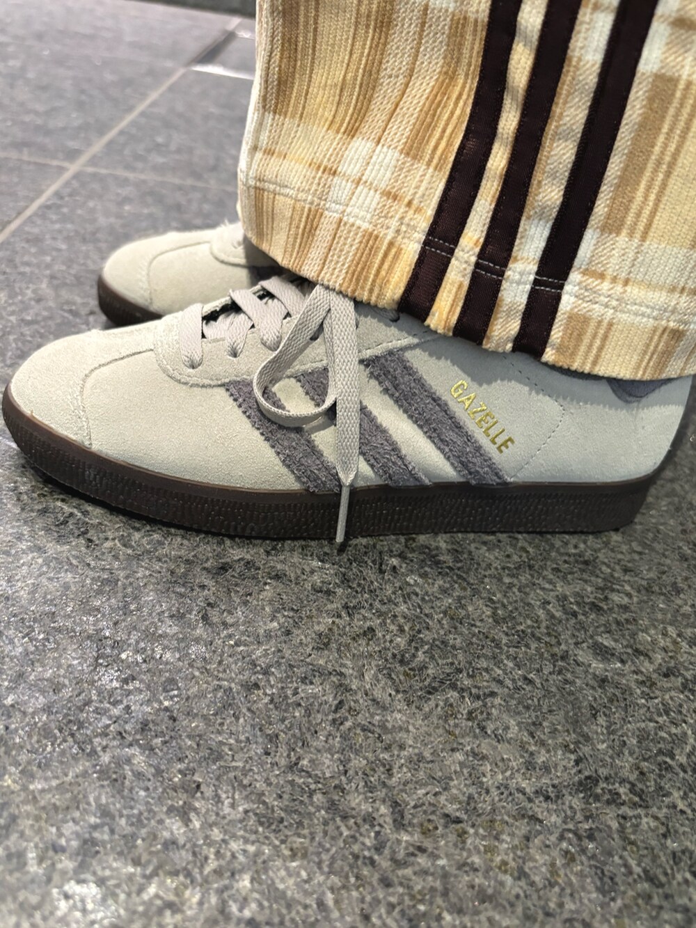 ホワイト系のポロシャツ、ベージュ系のその他パンツ、ベージュ系のスニーカーを着用したレディースの秋コーディネートの4枚目の写真