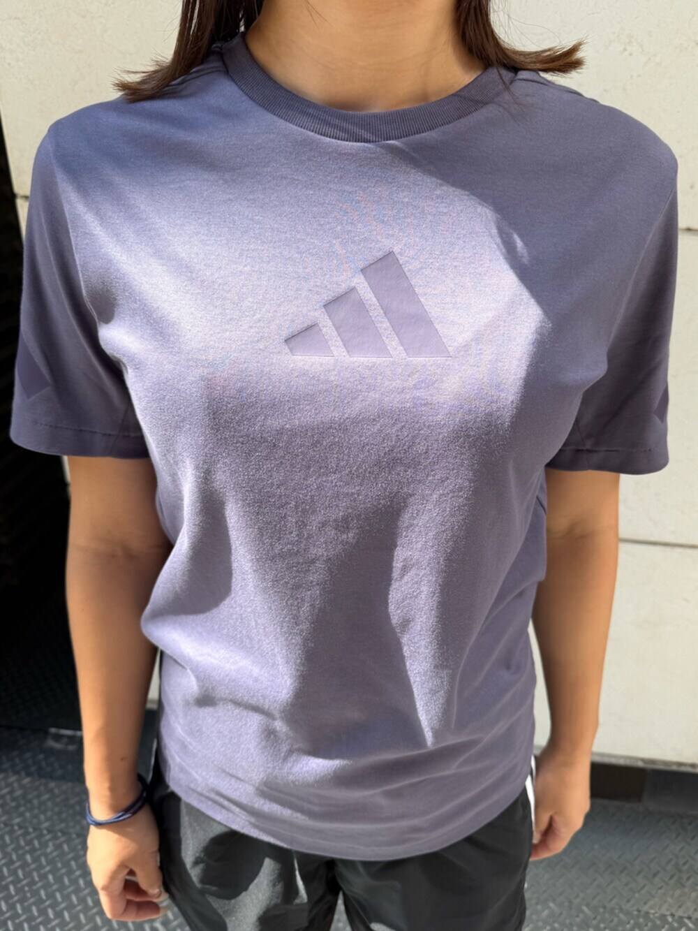 パープル系のTシャツ/カットソー、パープル系のパンツ、ホワイト系のスニーカーを着用したレディースの冬コーディネートの2枚目の写真