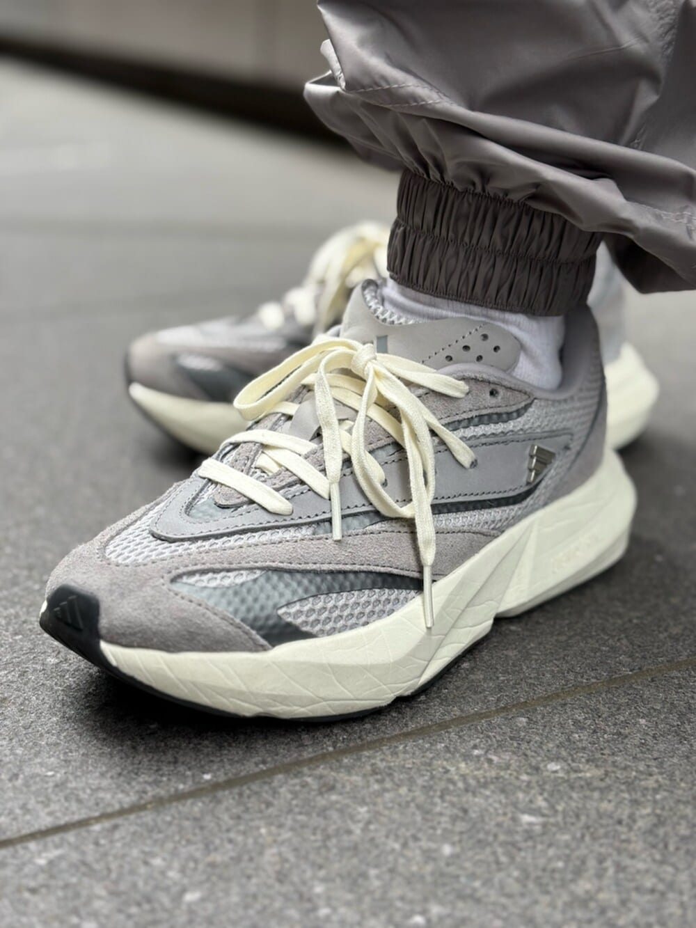 ザハイライツ　thehighlights フーディ　ライトグレー ザハイライツ thehighlights フーディ ライトグレー