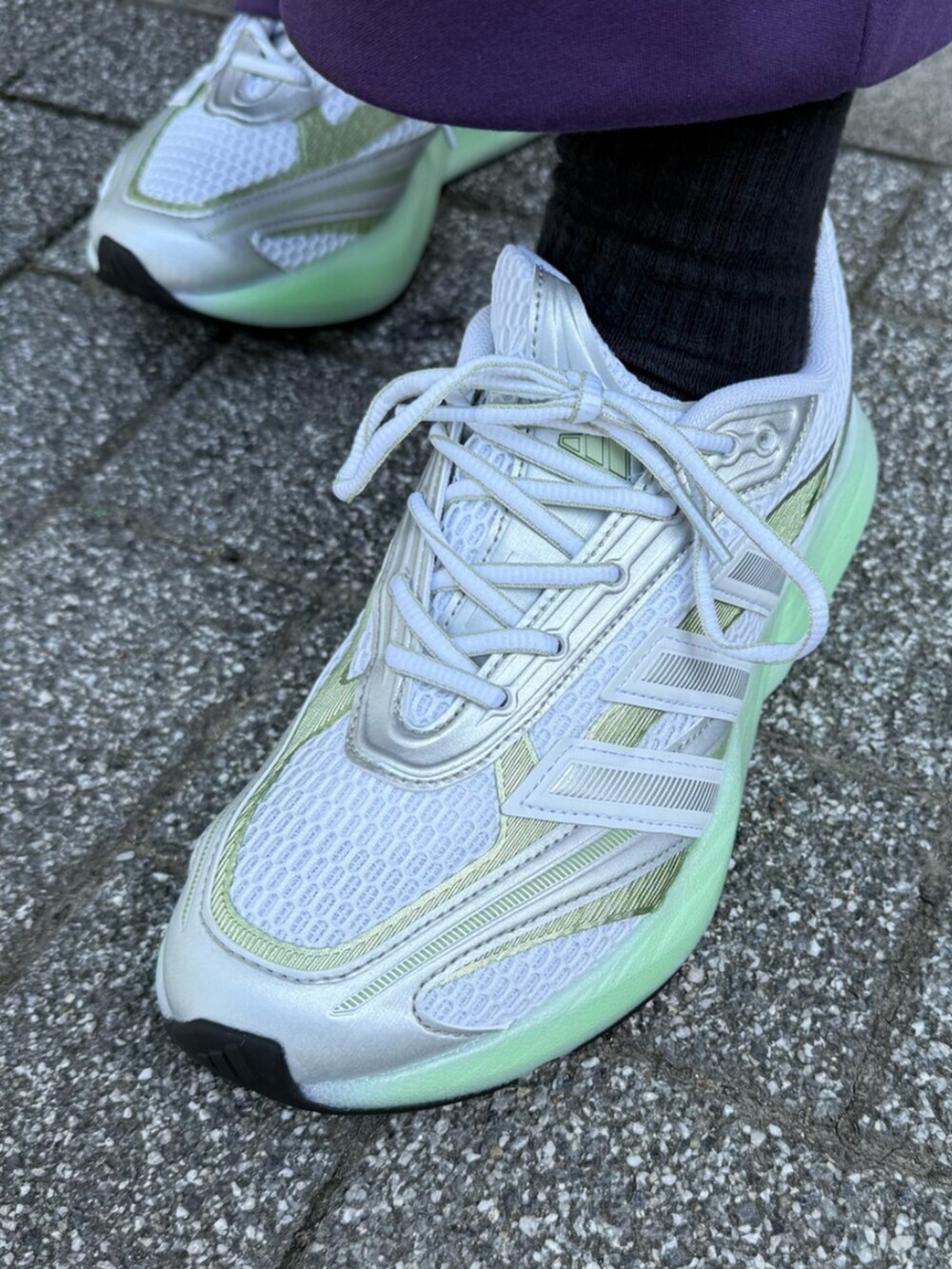 パープル系のTシャツ/カットソー、パープル系のパンツ、ホワイト系のスニーカーを着用したレディースの冬コーディネートの4枚目の写真