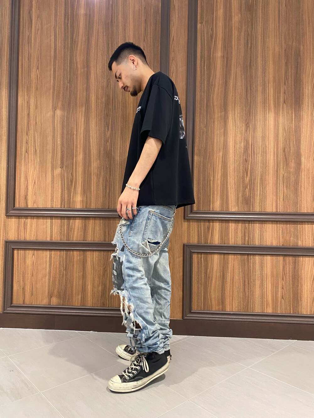 ブラック系のTシャツ/カットソーを着用したメンズの夏コーディネートの2枚目の写真