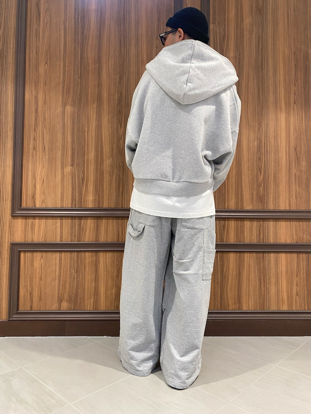 ホワイト系のTシャツ/カットソー、グレー系のカーゴパンツ、グレー系のパーカーを着用したメンズの夏コーディネートの3枚目の写真