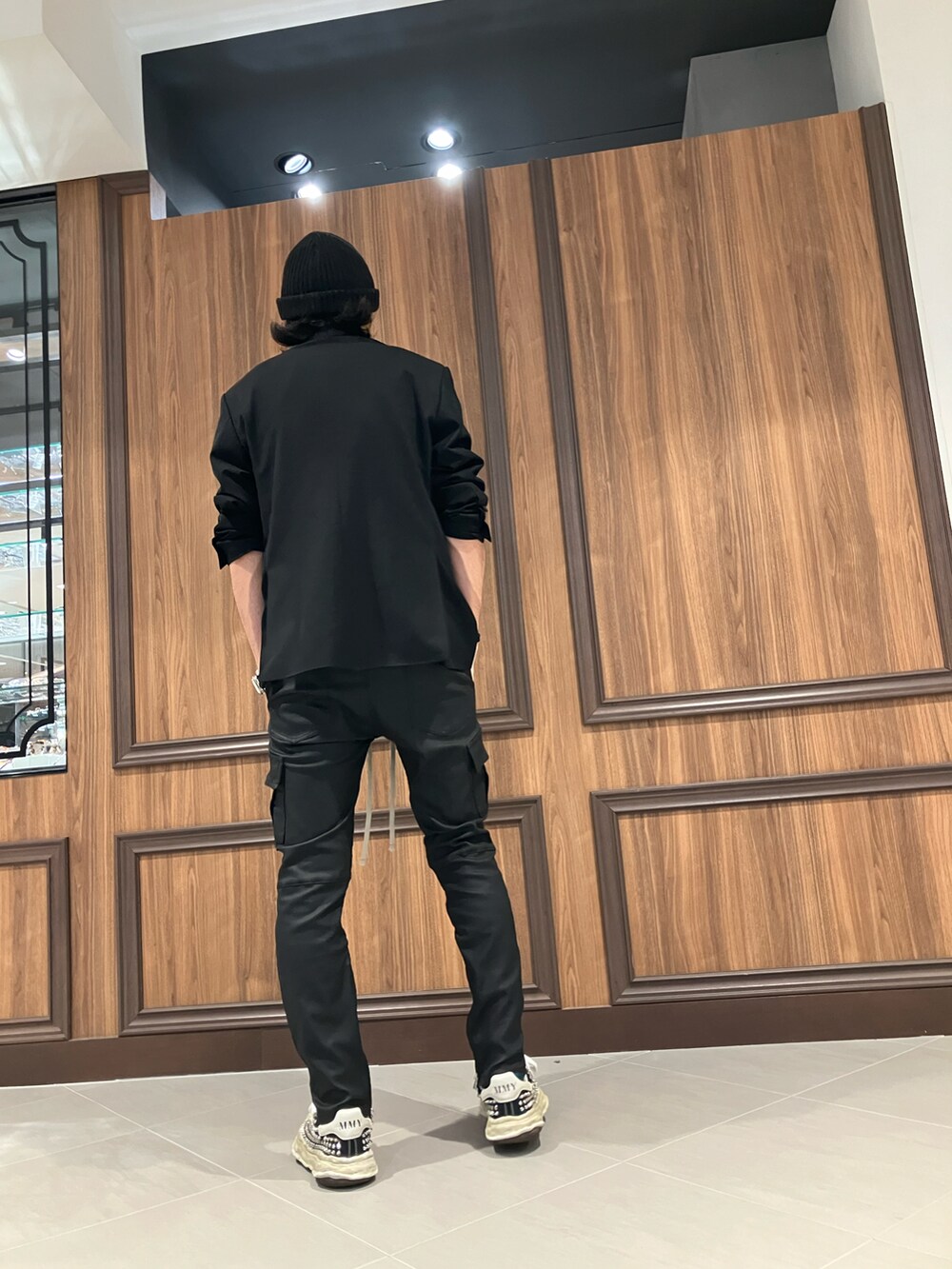 ブラック系のカーゴパンツを着用したメンズの秋コーディネートの3枚目の写真