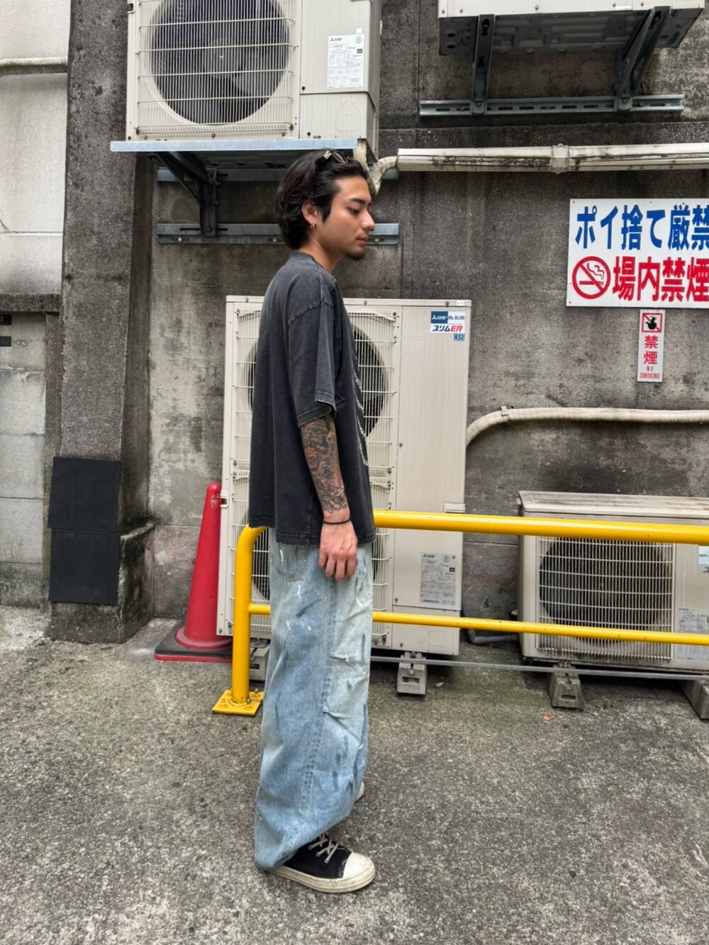ブラック系のTシャツ/カットソー、グレー系のパーカー、ブルー系のデニムパンツを着用したメンズの夏コーディネートの5枚目の写真