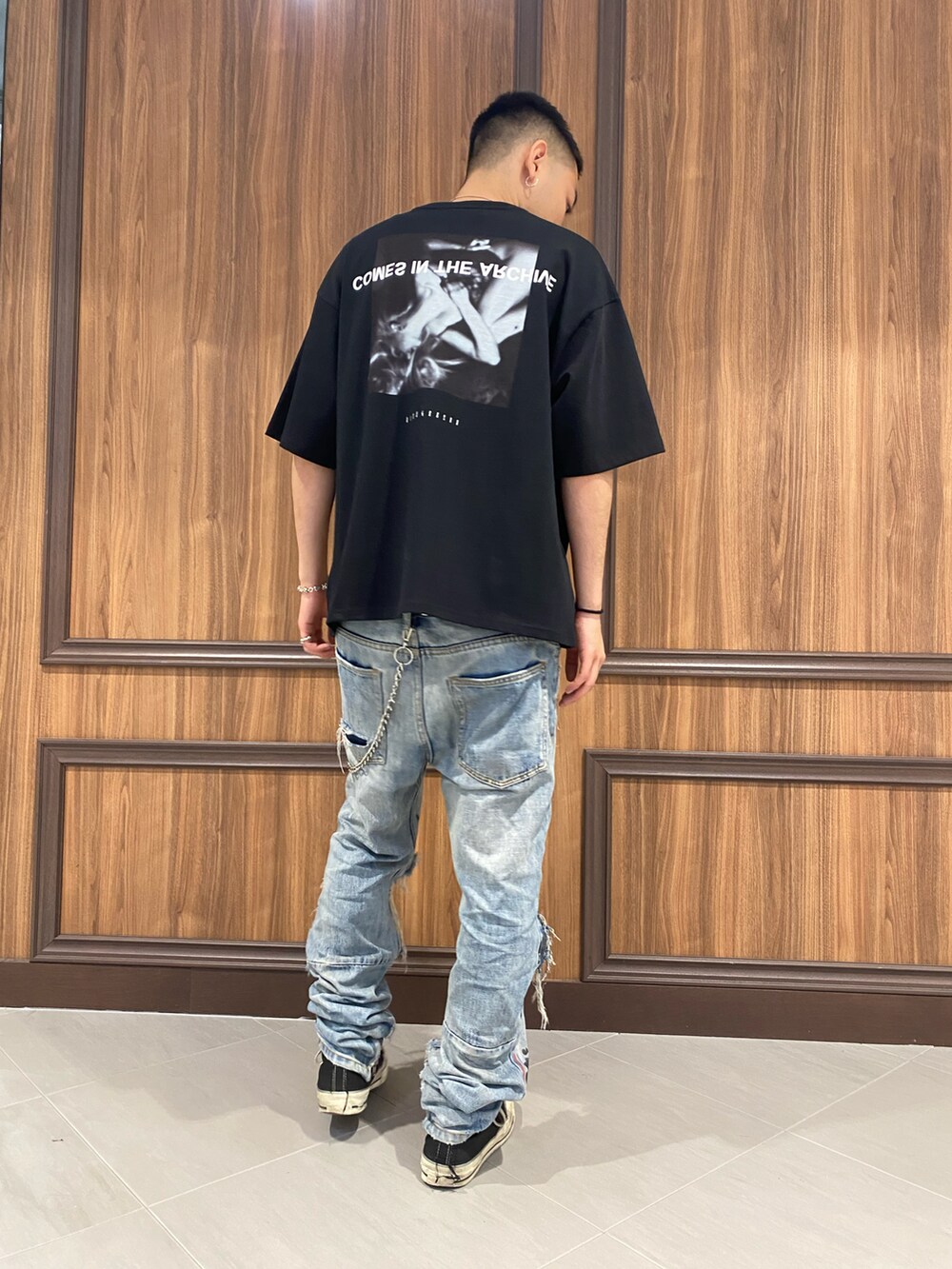 ブラック系のTシャツ/カットソーを着用したメンズの夏コーディネートの3枚目の写真