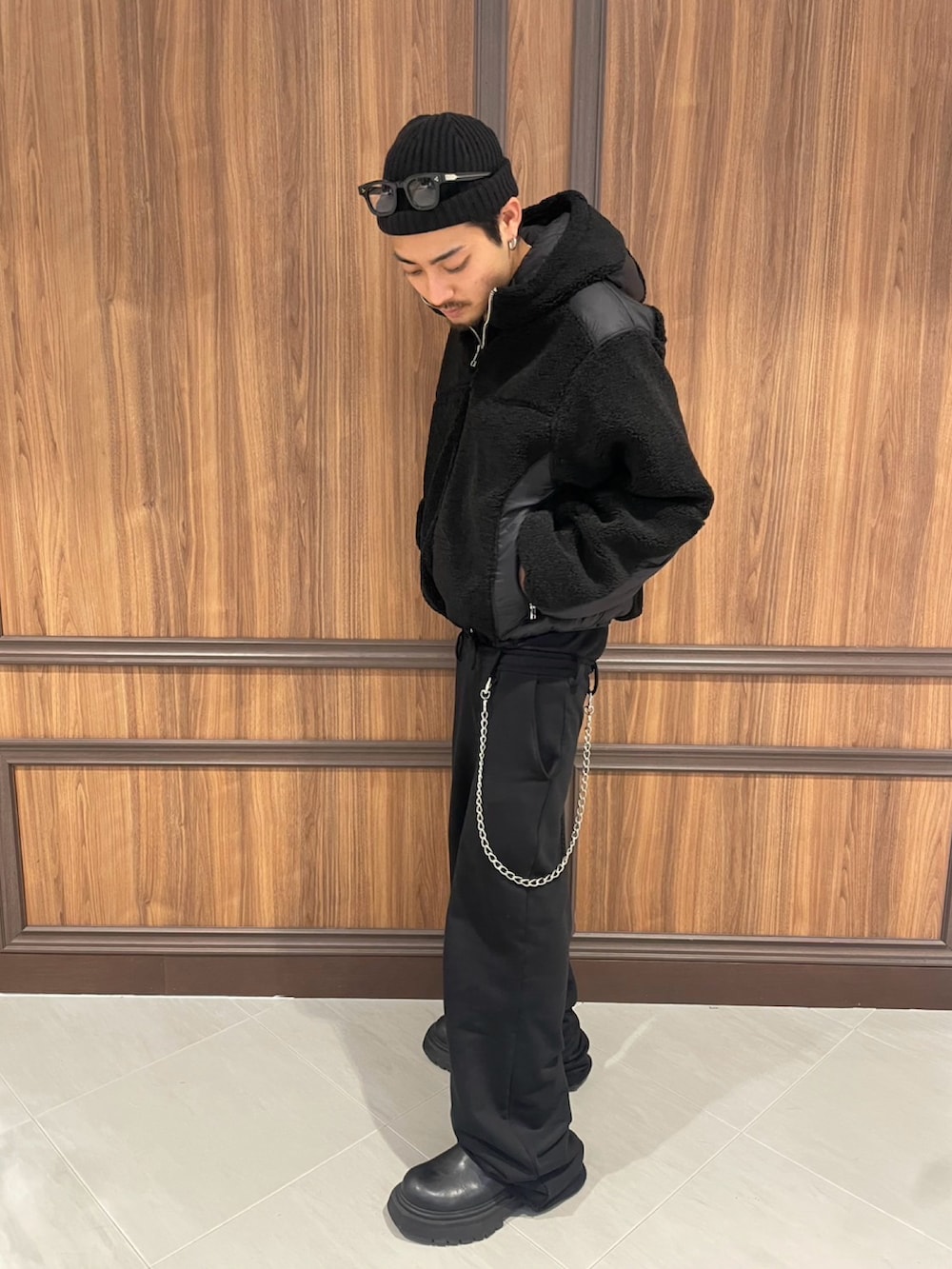 ブラック系のブルゾン、ブラック系のスウェットパンツを着用したメンズの秋コーディネートの2枚目の写真