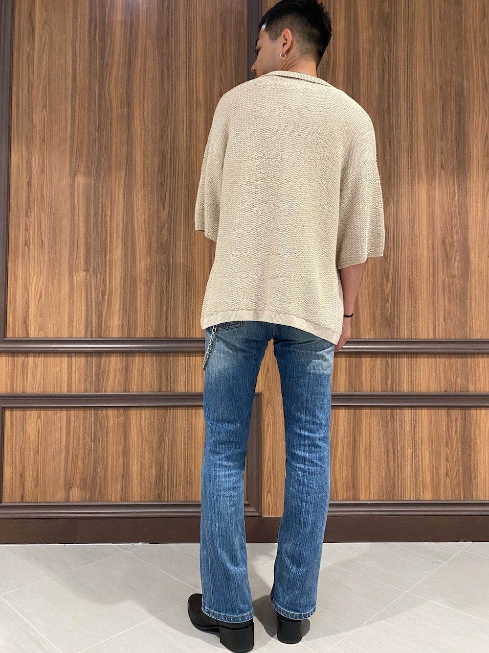 ベージュ系のシャツ/ブラウスを着用したメンズの夏コーディネートの3枚目の写真