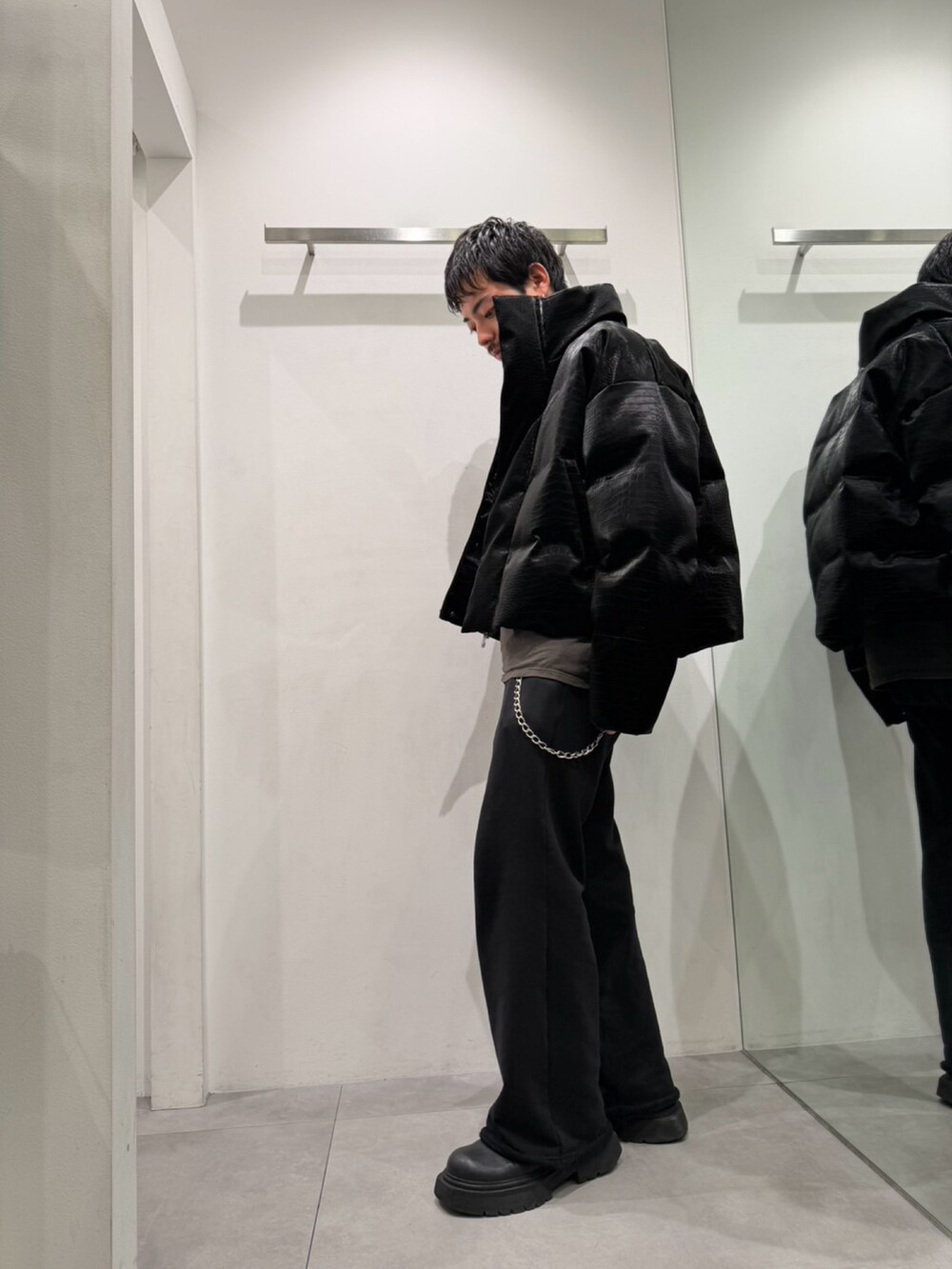 ブラック系のブルゾン、ブラック系のスウェットパンツを着用したメンズの秋コーディネートの2枚目の写真