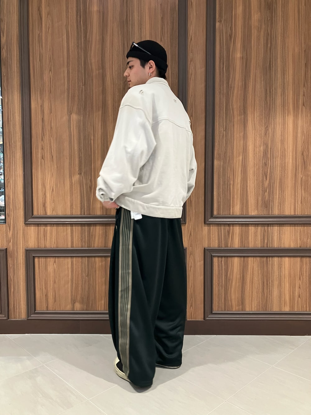 ホワイト系のシャツ/ブラウス、グリーン系のパンツを着用したメンズの春コーディネートの2枚目の写真