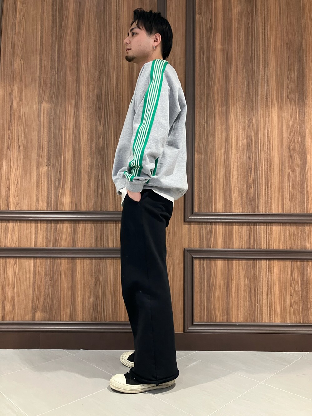 グリーン系のスウェット、ブラック系のスウェットパンツを着用したメンズの冬コーディネートの2枚目の写真