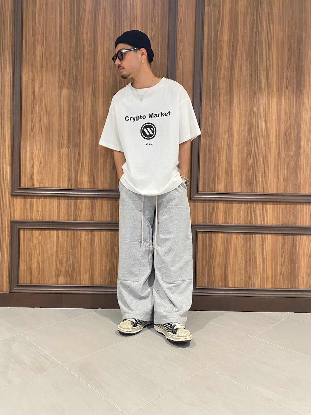 ホワイト系のTシャツ/カットソー、グレー系のカーゴパンツ、グレー系のパーカーを着用したメンズの夏コーディネートの4枚目の写真