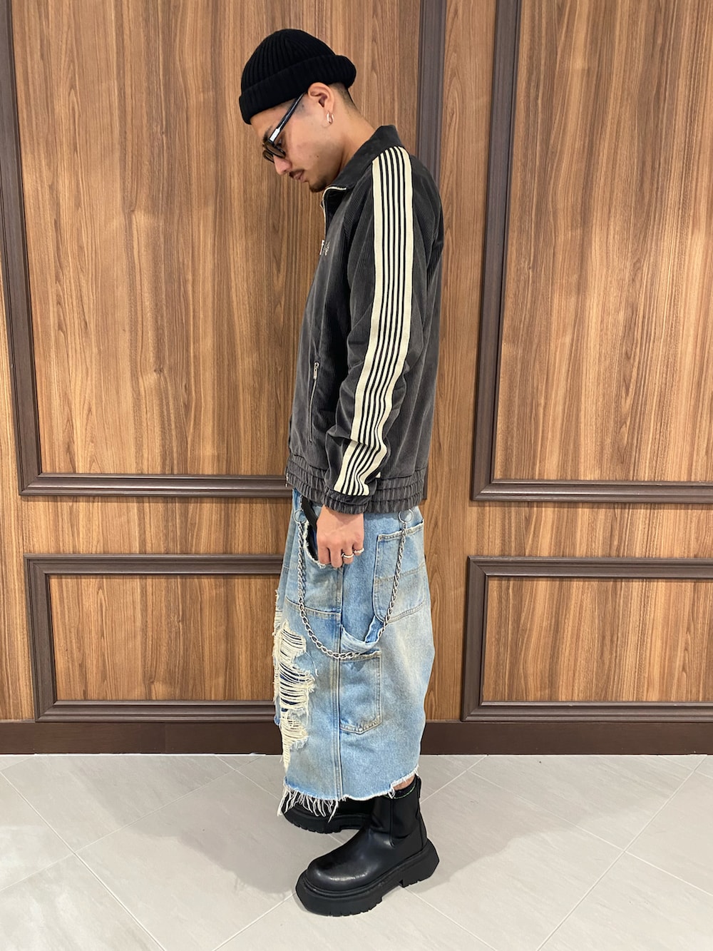 その他のジャージ、その他のデニムパンツを着用したメンズの秋コーディネートの2枚目の写真