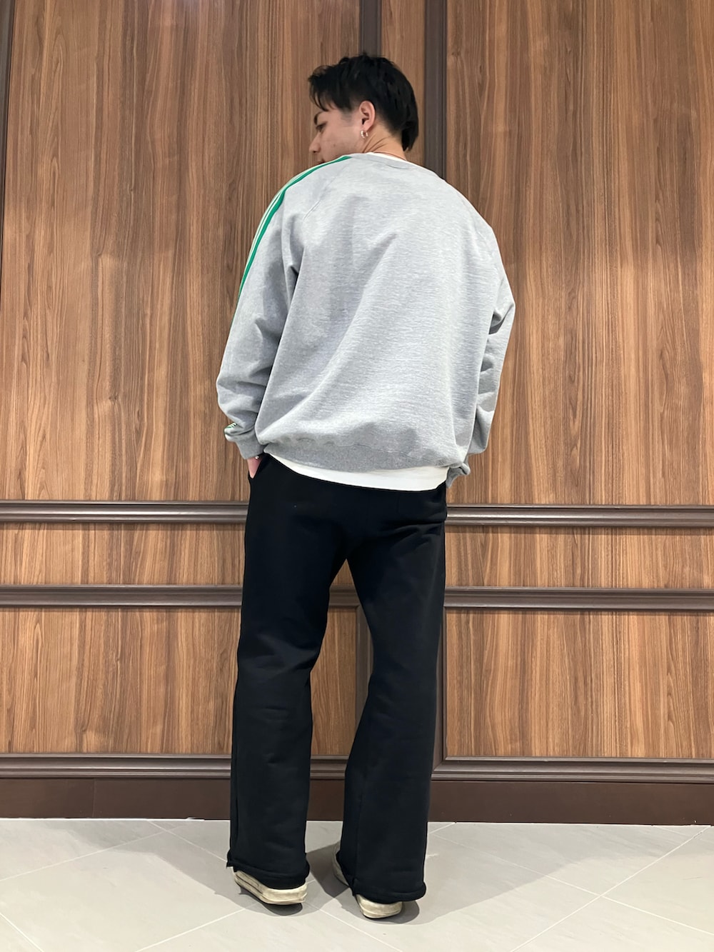 グリーン系のスウェット、ブラック系のスウェットパンツを着用したメンズの冬コーディネートの3枚目の写真