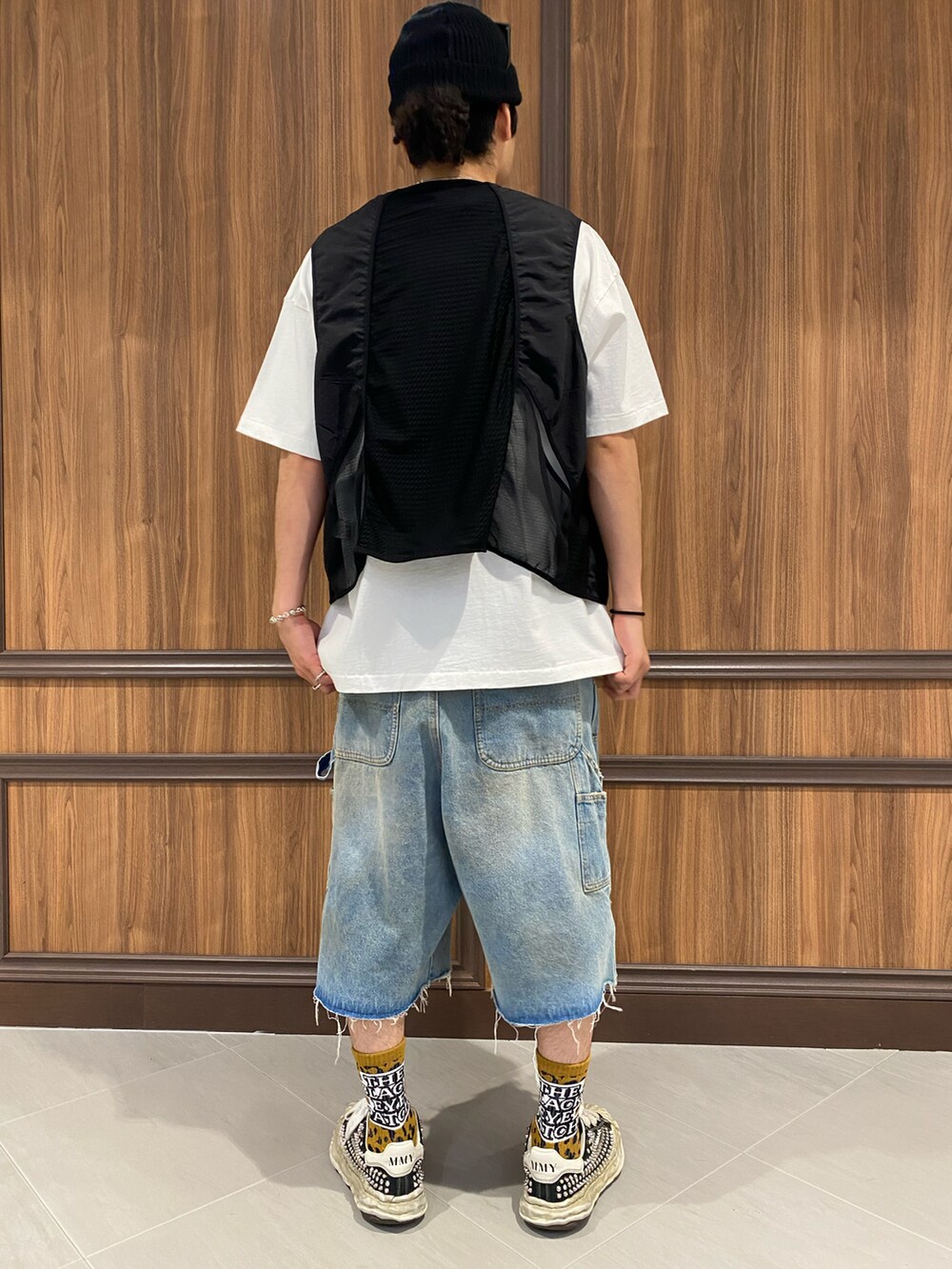 ホワイト系のTシャツ/カットソー、ブラック系のベスト、その他のデニムパンツを着用したメンズの春コーディネートの3枚目の写真