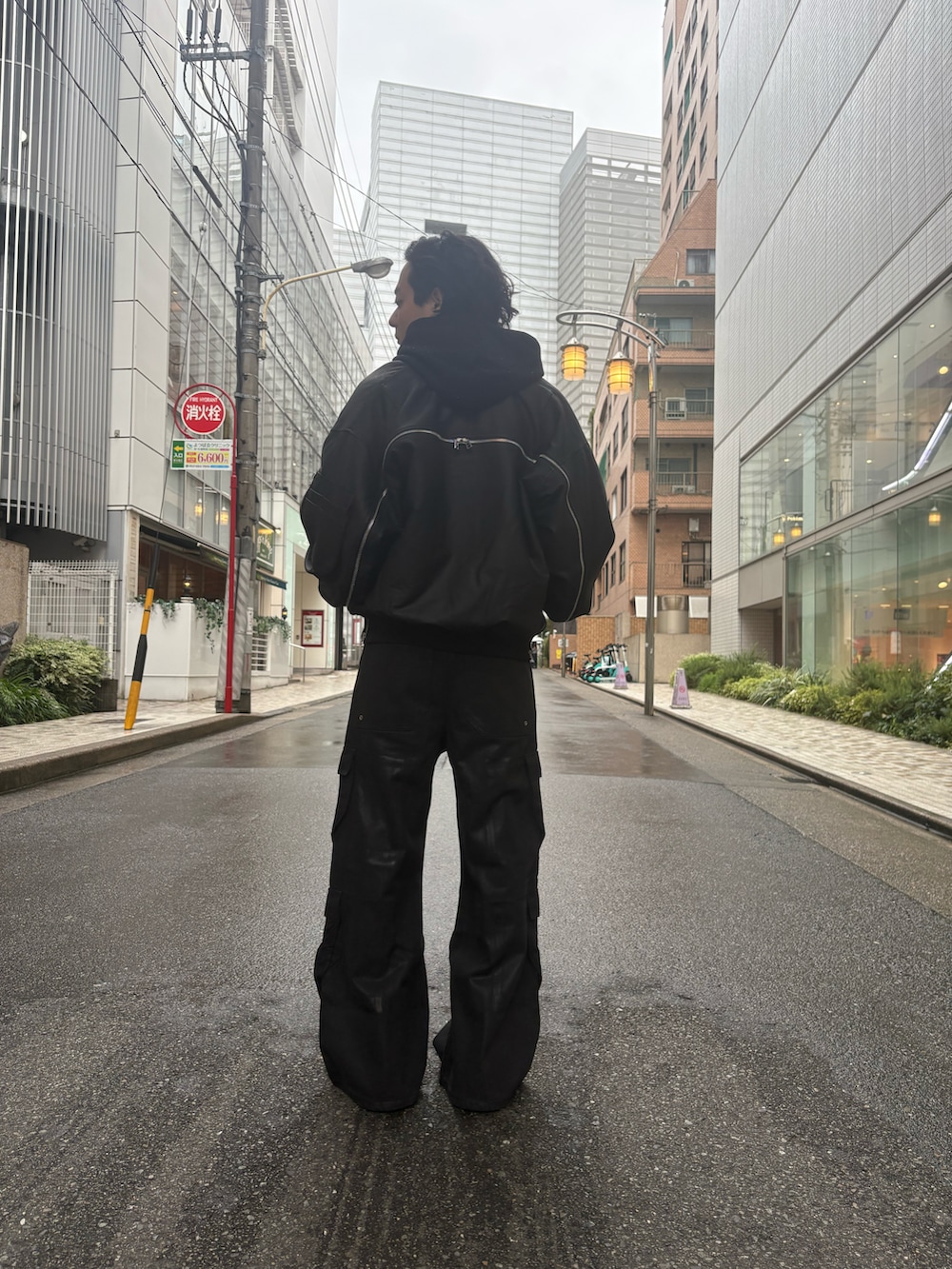 ブラック系のMA-1、ブラック系のパーカー、ブラック系のカーゴパンツを着用したメンズの秋コーディネートの3枚目の写真