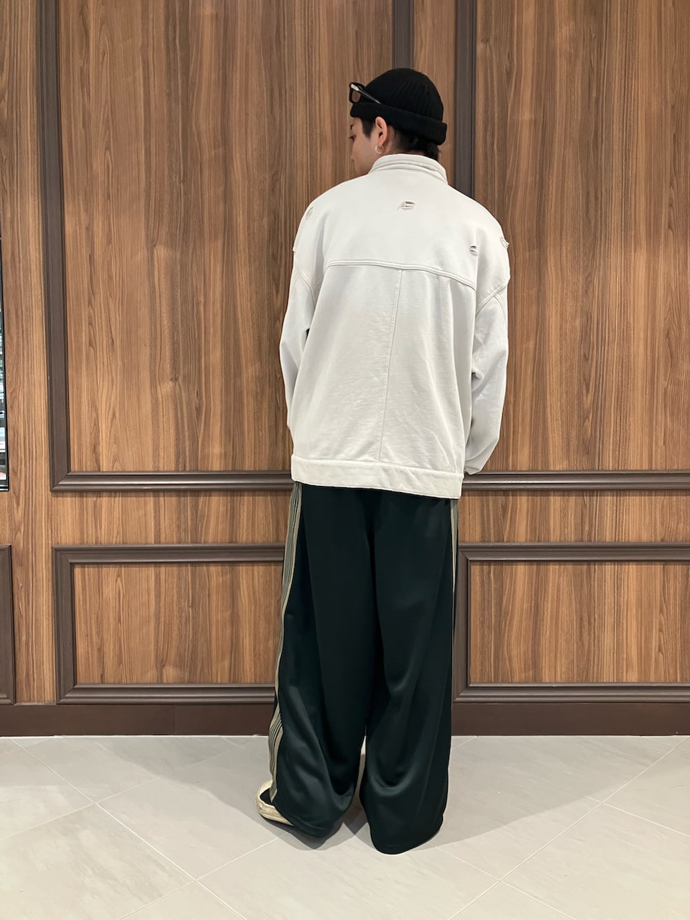 ホワイト系のシャツ/ブラウス、グリーン系のパンツを着用したメンズの春コーディネートの3枚目の写真