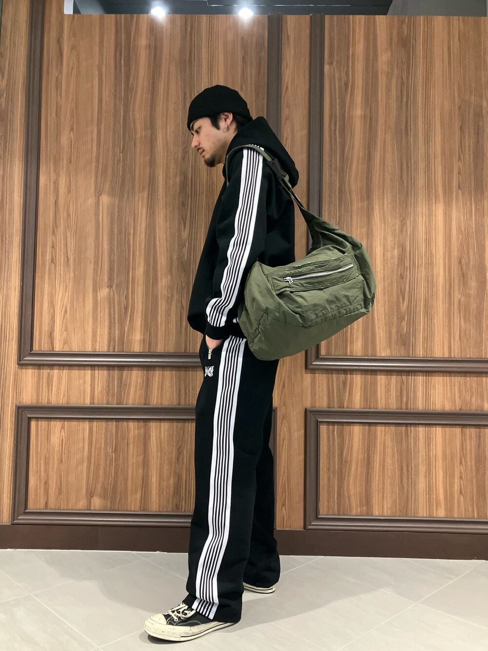 「Needlesのアイテム（パーカー、ブラック系）」を使った、ASAHIさん（メンズ・175cm）の冬コーディネートの2枚目の写真