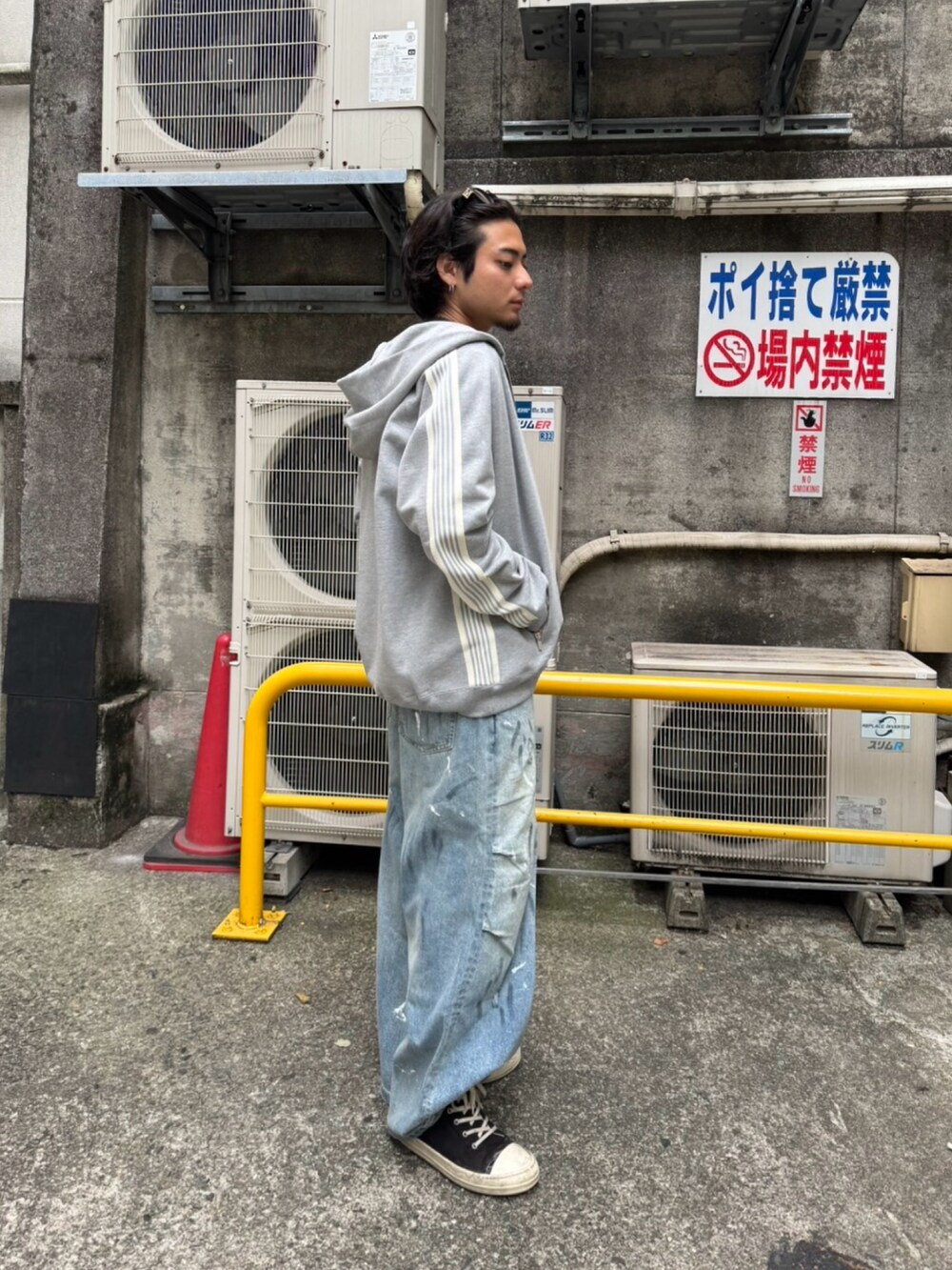 ブラック系のTシャツ/カットソー、グレー系のパーカー、ブルー系のデニムパンツを着用したメンズの夏コーディネートの2枚目の写真