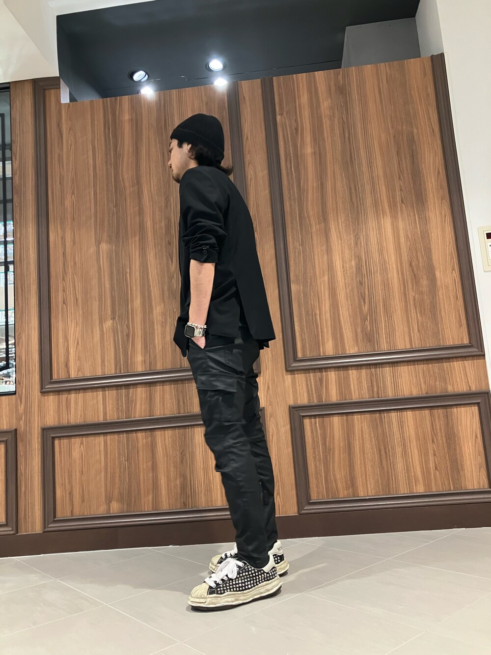 ブラック系のカーゴパンツを着用したメンズの秋コーディネートの2枚目の写真