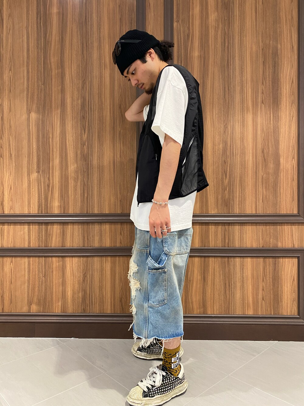 ホワイト系のTシャツ/カットソー、ブラック系のベスト、その他のデニムパンツを着用したメンズの春コーディネートの2枚目の写真