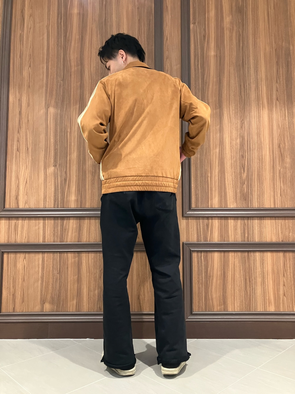 ブラウン系のジャージ、ブラック系のスウェットパンツを着用したメンズの冬コーディネートの3枚目の写真