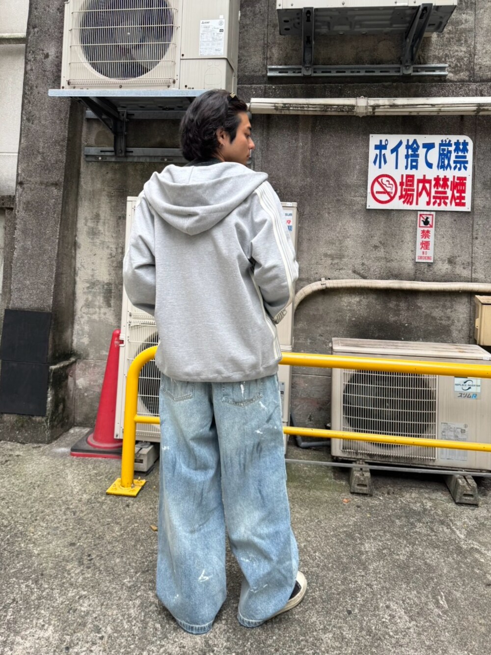 ブラック系のTシャツ/カットソー、グレー系のパーカー、ブルー系のデニムパンツを着用したメンズの夏コーディネートの3枚目の写真