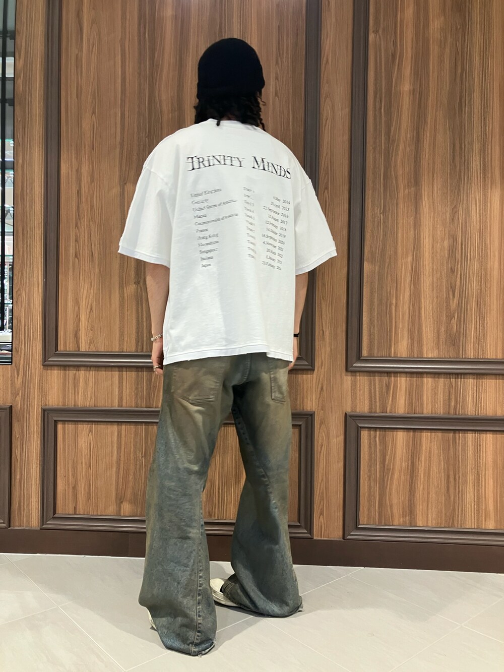 ホワイト系のTシャツ/カットソーを着用したメンズの春コーディネートの3枚目の写真