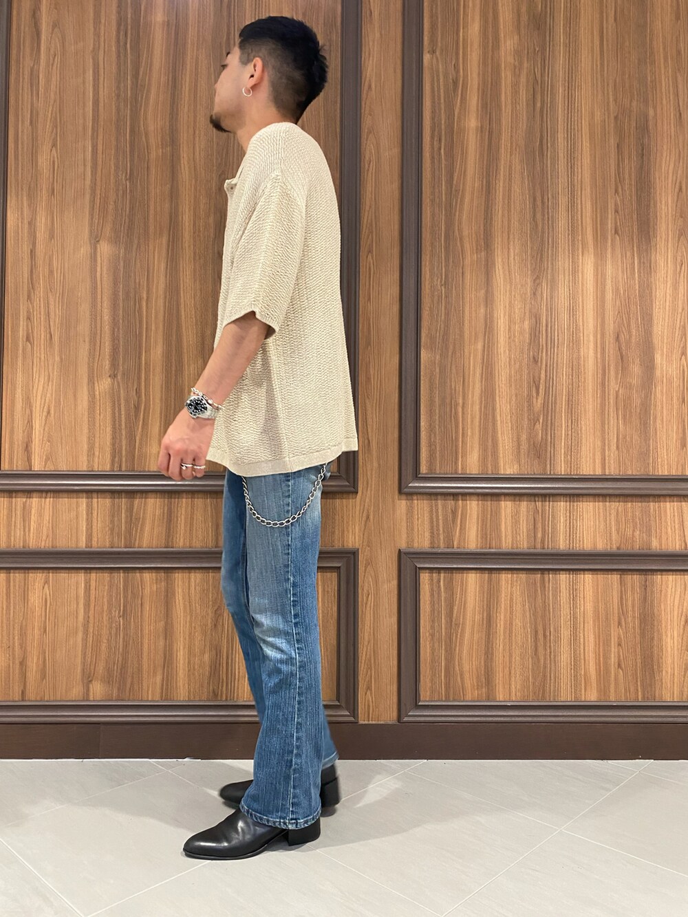 ベージュ系のシャツ/ブラウスを着用したメンズの夏コーディネートの2枚目の写真