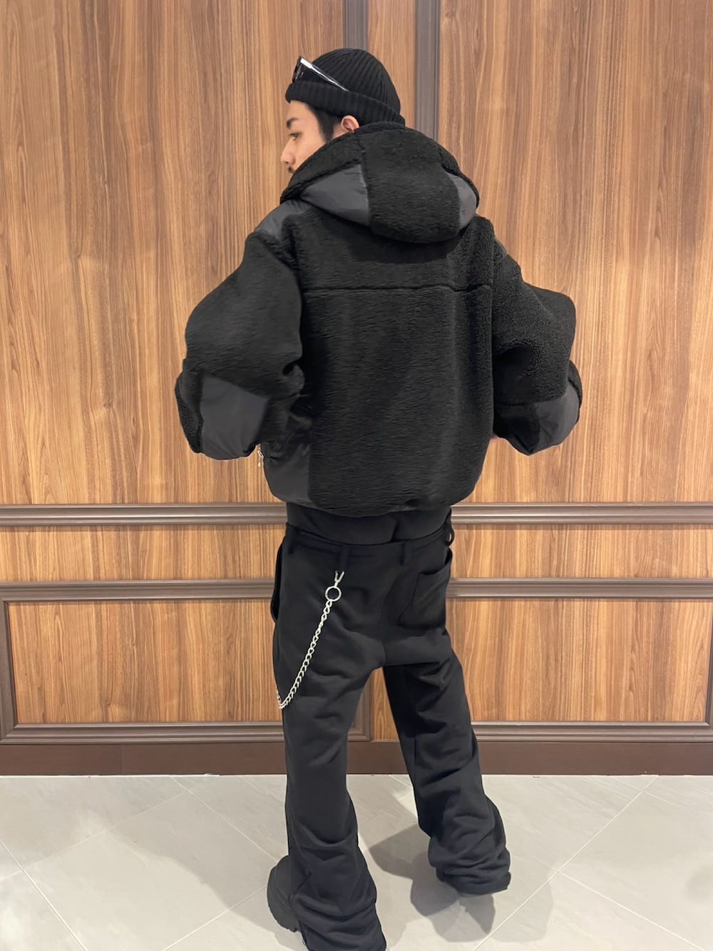 ブラック系のブルゾン、ブラック系のスウェットパンツを着用したメンズの秋コーディネートの3枚目の写真