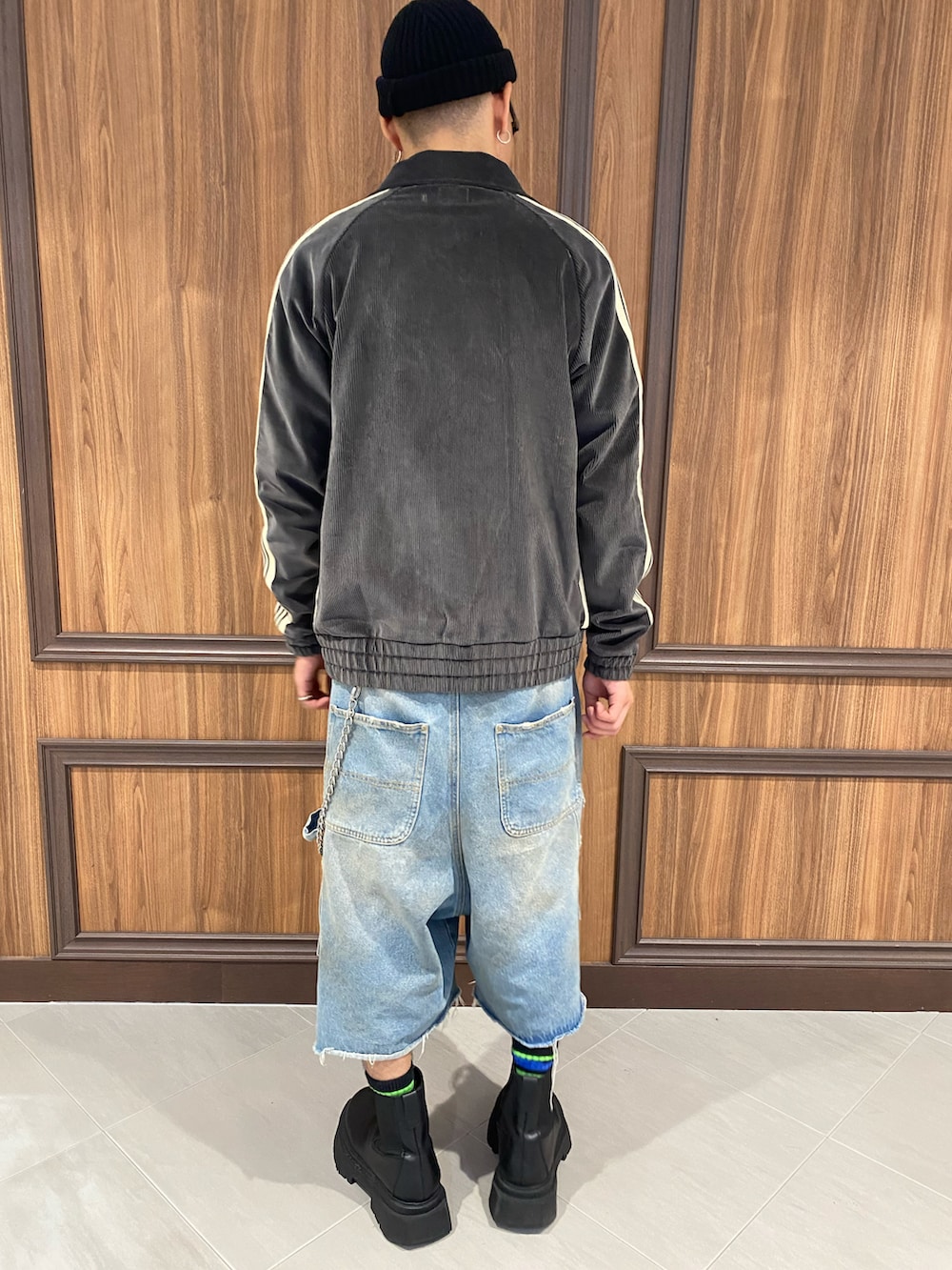 その他のジャージ、その他のデニムパンツを着用したメンズの秋コーディネートの3枚目の写真