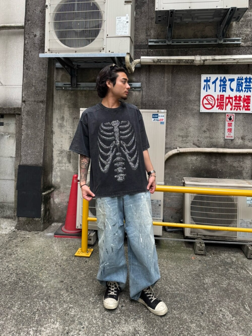 ブラック系のTシャツ/カットソー、グレー系のパーカー、ブルー系のデニムパンツを着用したメンズの夏コーディネートの4枚目の写真