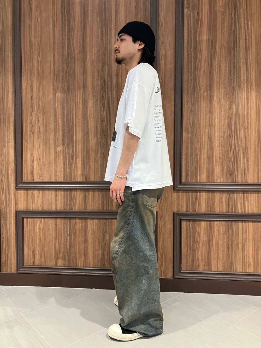 ホワイト系のTシャツ/カットソーを着用したメンズの春コーディネートの2枚目の写真