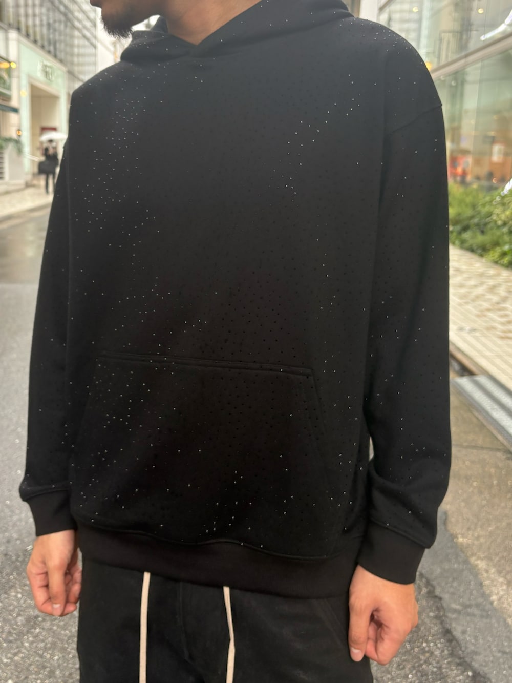 ブラック系のMA-1、ブラック系のパーカー、ブラック系のカーゴパンツを着用したメンズの秋コーディネートの5枚目の写真